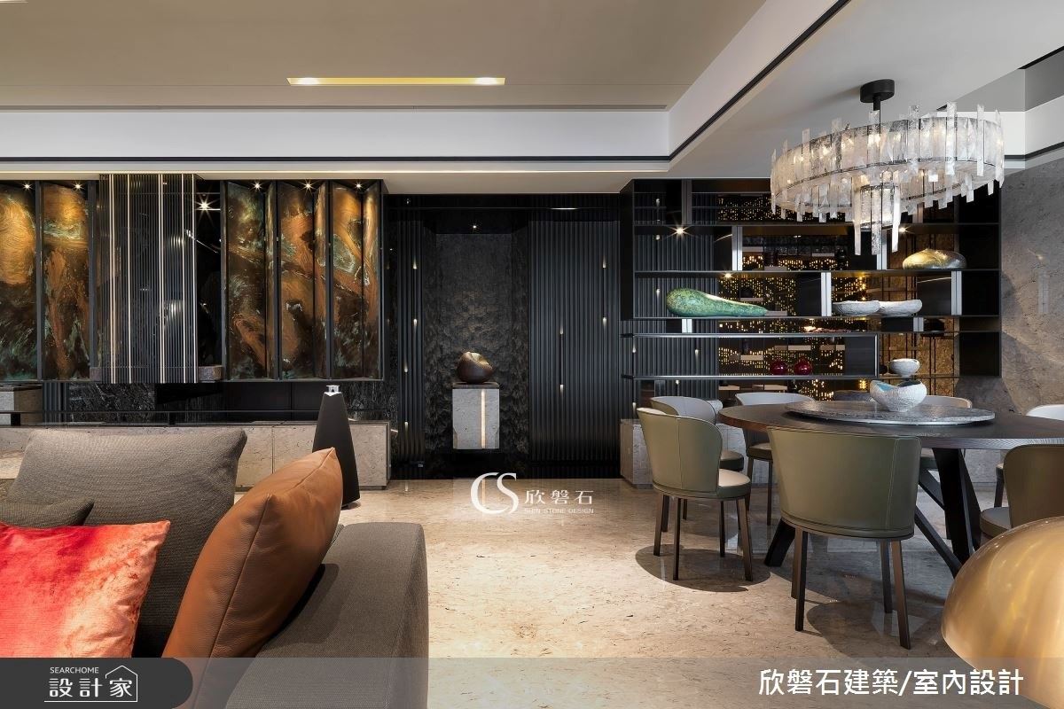 在大型藝術品的展示上,設計師在展示平台上鋪陳大理石,並藉由木作打底,再精算石材面積拼接而成,巧妙讓每一個銜接面沒有拼接痕跡,達到藝術性的表現。