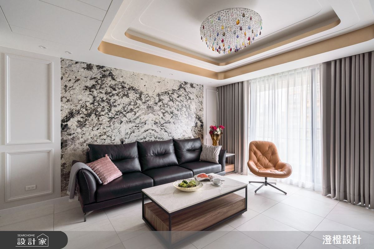 客廳沙發背牆鋪陳踏雪尋梅,以天然石材紋理,為空間增添畫龍點睛的功效。 客廳沙發背牆鋪陳踏雪尋梅,以天然石材紋理,為空間增添畫龍點睛的功效。