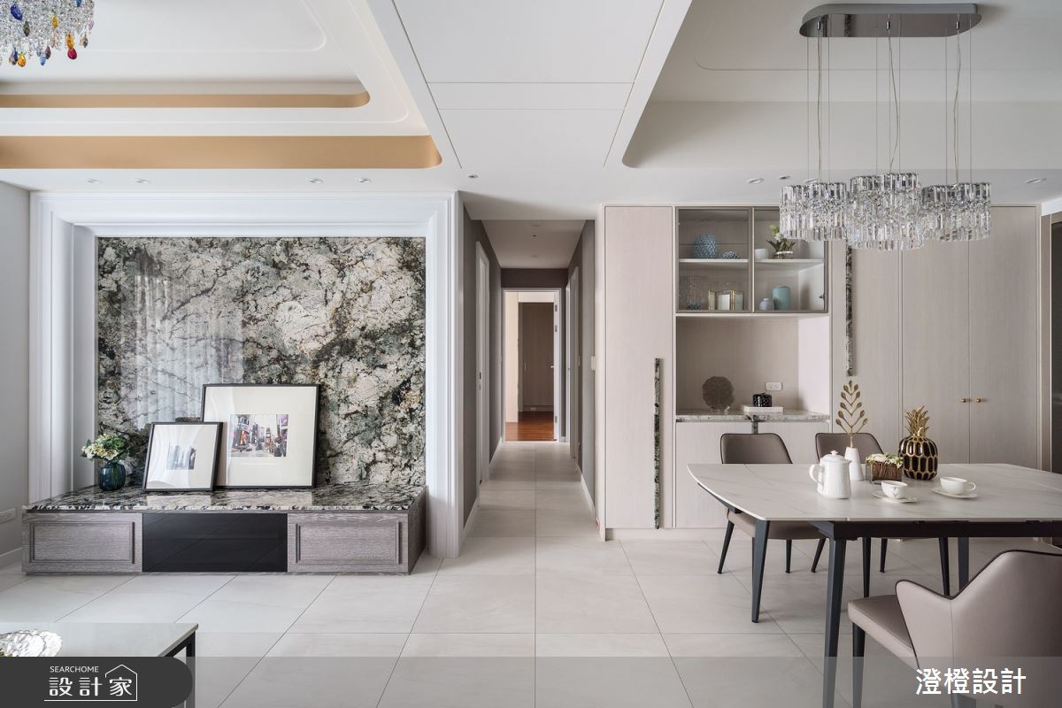 針對男主人喜歡的低調奢華感,設計師經由石材與水晶燈規劃,描繪退休宅的時尚品味。 針對男主人喜歡的低調奢華感,設計師經由石材與水晶燈規劃,描繪退休宅的時尚品味。