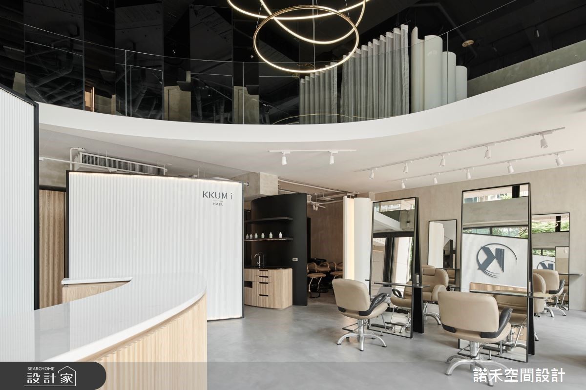 整個空間脈絡由圓弧設計發想,從一開始的7米挑高空間,設計師將原來的方形樓板改為弧形,並將其延伸至櫃檯背牆、屏風及天花吊燈,成為整體的呼應。 整個空間脈絡由圓弧設計發想,從一開始的7米挑高空間,設計師將原來的方形樓板改為弧形,並將其延伸至櫃檯背牆、屏風及天花吊燈,成為整體的呼應。