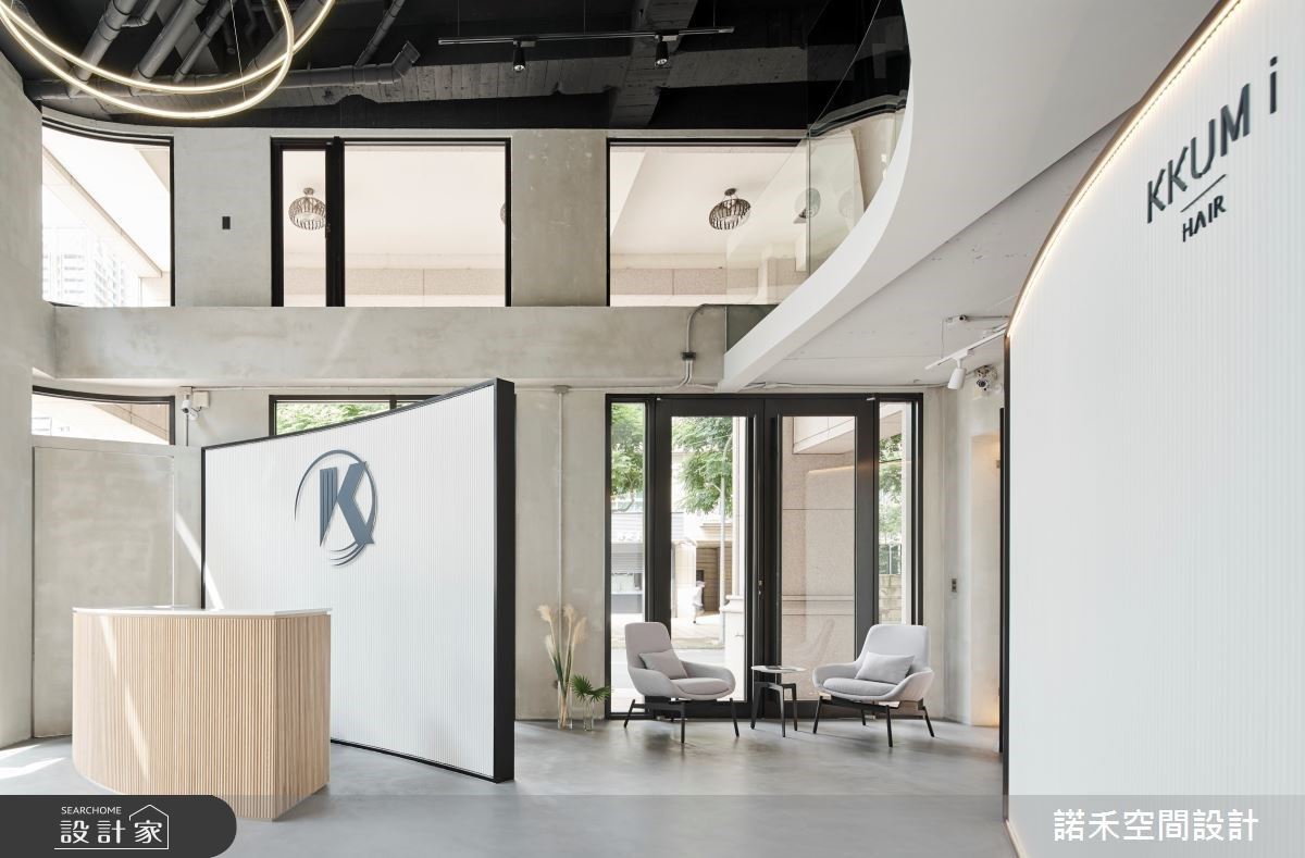 髮廊等候區的設定上,也打破傳統髮廊設計,透過窗邊配置及單椅的擺設,打造出咖啡廳氣息,讓每位客人享有獨立空間及放鬆好心情。 髮廊等候區的設定上,也打破傳統髮廊設計,透過窗邊配置及單椅的擺設,打造出咖啡廳氣息,讓每位客人享有獨立空間及放鬆好心情。
