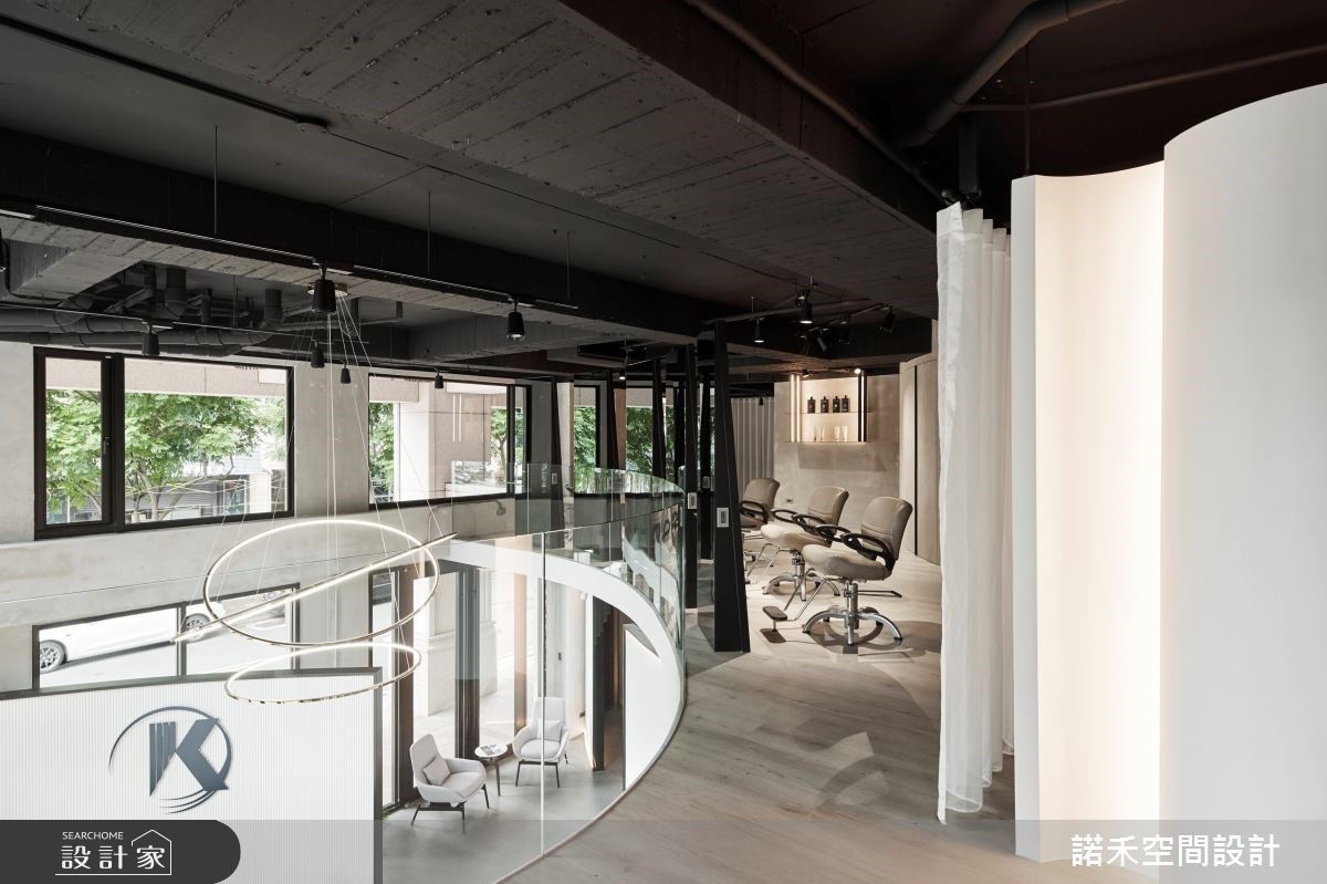 二樓扶手以無框玻璃設計,不僅使室內採光通透明亮,也讓上、下樓的互動更為連結。 二樓扶手以無框玻璃設計,不僅使室內採光通透明亮,也讓上、下樓的互動更為連結。