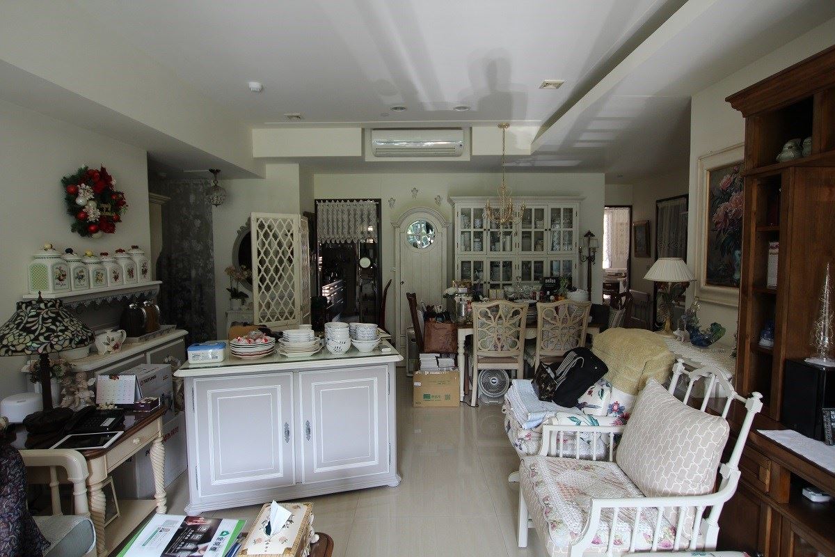 收納嚴重不足的公領域,讓屋主精心蒐藏的餐具只能裸露堆放於餐桌,完全沒有用餐品質可言。 收納嚴重不足的公領域,讓屋主精心蒐藏的餐具只能裸露堆放於餐桌,完全沒有用餐品質可言。