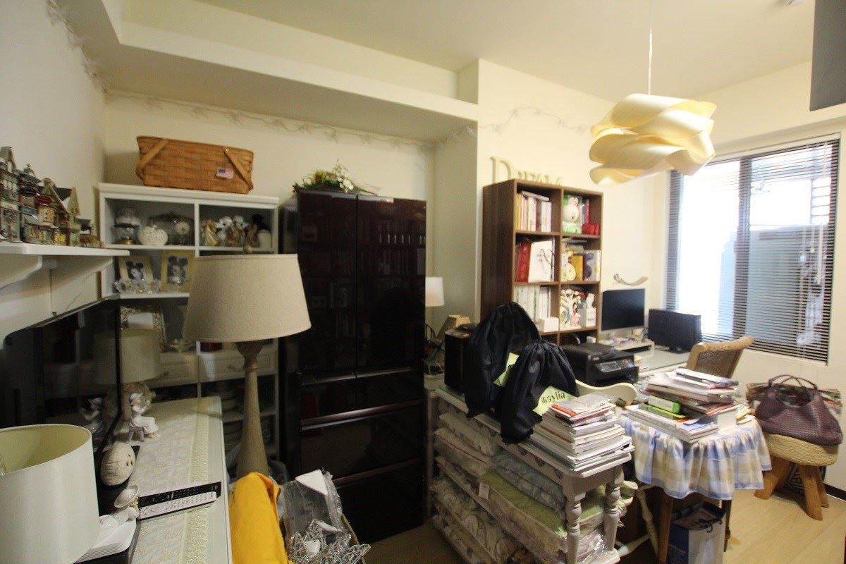 改造前餐廳與廚房的動線更是遭到書房橫亙,讓動線更加侷促紊亂,冰箱也出現在完全不合理的書房中。 改造前餐廳與廚房的動線更是遭到書房橫亙,讓動線更加侷促紊亂,冰箱也出現在完全不合理的書房中。