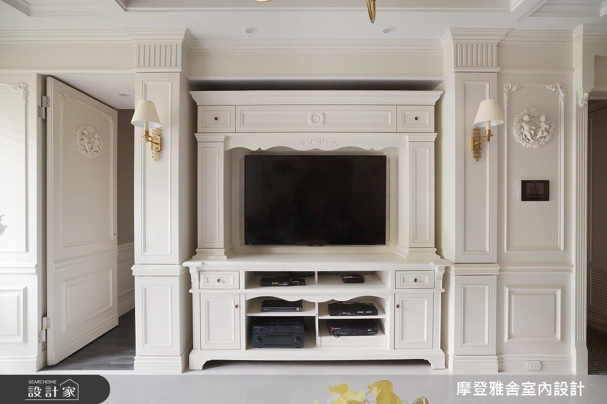 經由摩登雅舍重整色調與風格後,將大量收納機能與暗門隱於木作之後,達成和諧、對襯的經典風格。 經由摩登雅舍重整色調與風格後,將大量收納機能與暗門隱於木作之後,達成和諧、對襯的經典風格。