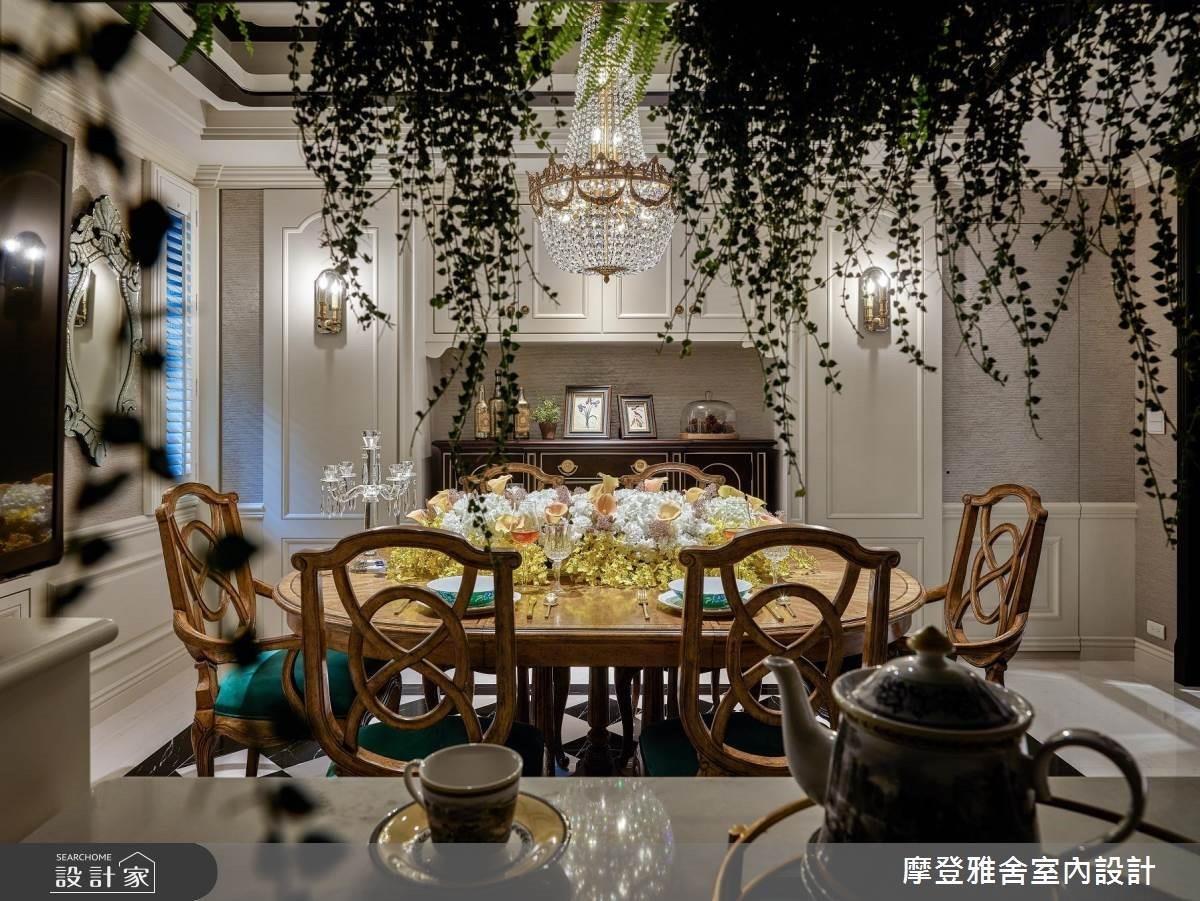 餐廳兩邊分別以隱藏門片設計通往客浴與儲藏室。 餐廳兩邊分別以隱藏門片設計通往客浴與儲藏室。