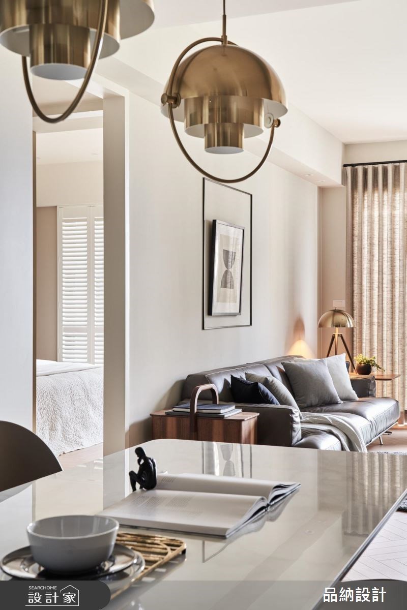 30 坪的基地內鋪設舒服的人字紋木地板，淡雅的燕麥色