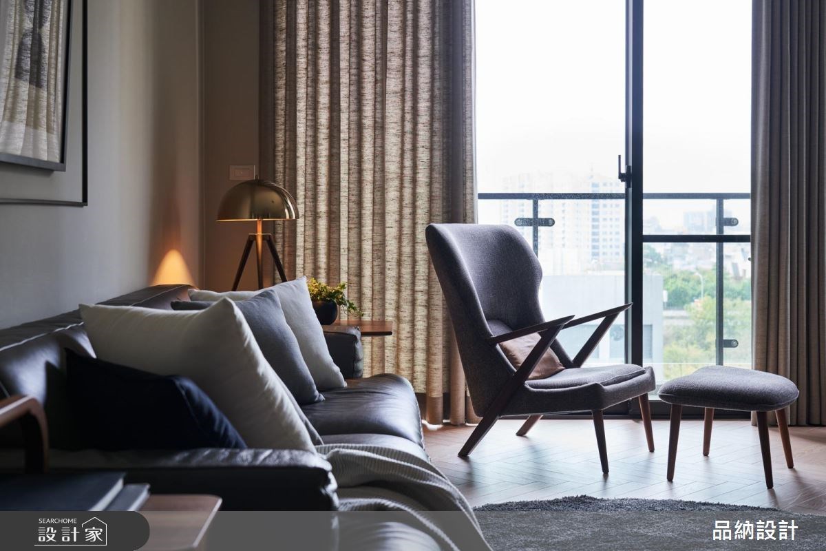 30 坪的基地內鋪設舒服的人字紋木地板，淡雅的燕麥色