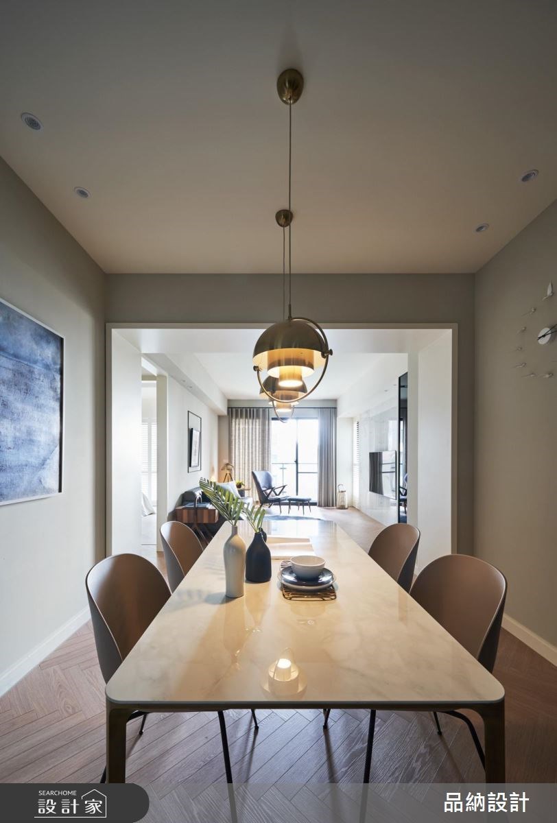 30 坪的基地內鋪設舒服的人字紋木地板，淡雅的燕麥色