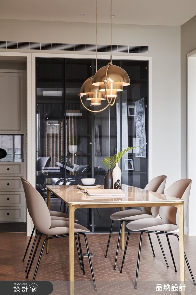 30 坪的基地內鋪設舒服的人字紋木地板，淡雅的燕麥色