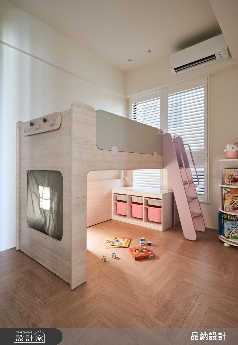 30 坪的基地內鋪設舒服的人字紋木地板，淡雅的燕麥色