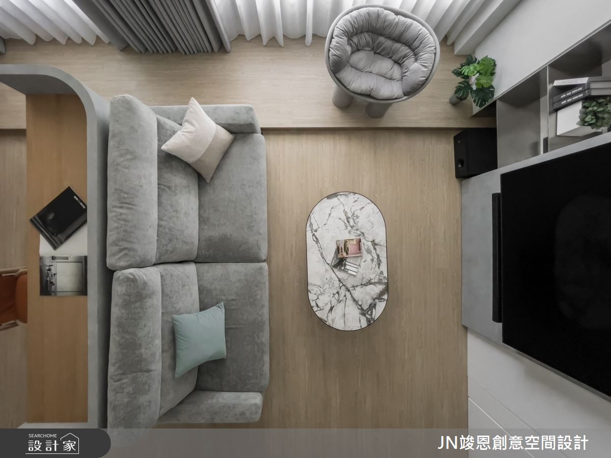 為了迎接新生兒的到來，這對年輕夫妻結束漂泊的租房人