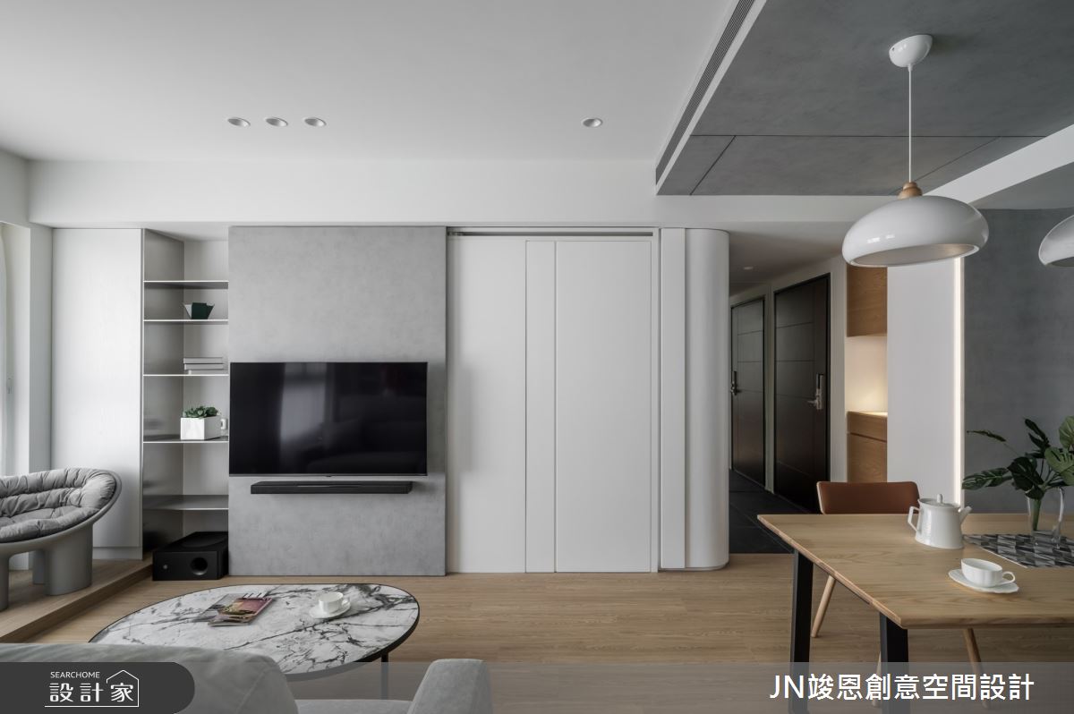 為了迎接新生兒的到來，這對年輕夫妻結束漂泊的租房人