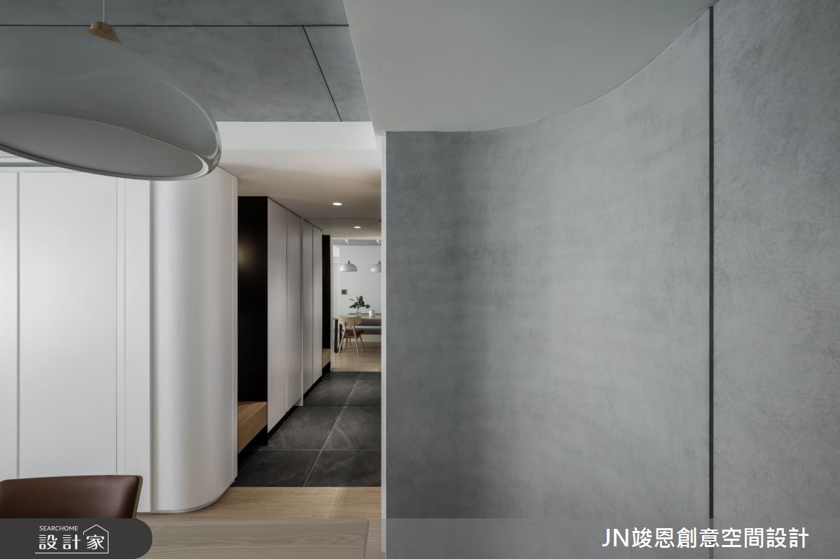 為了迎接新生兒的到來，這對年輕夫妻結束漂泊的租房人