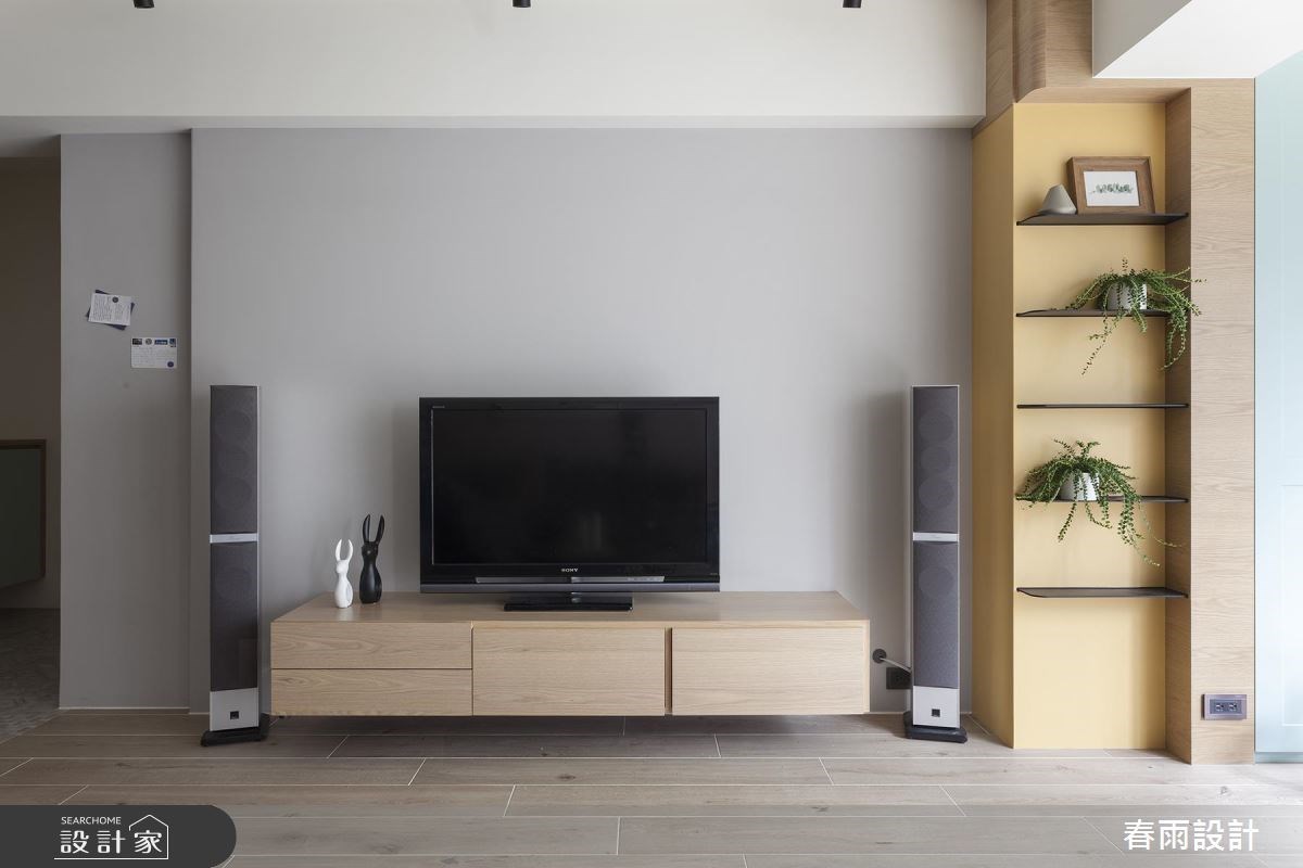 走過多年時光的39坪老屋,透過整面白百葉窗將陽光引入