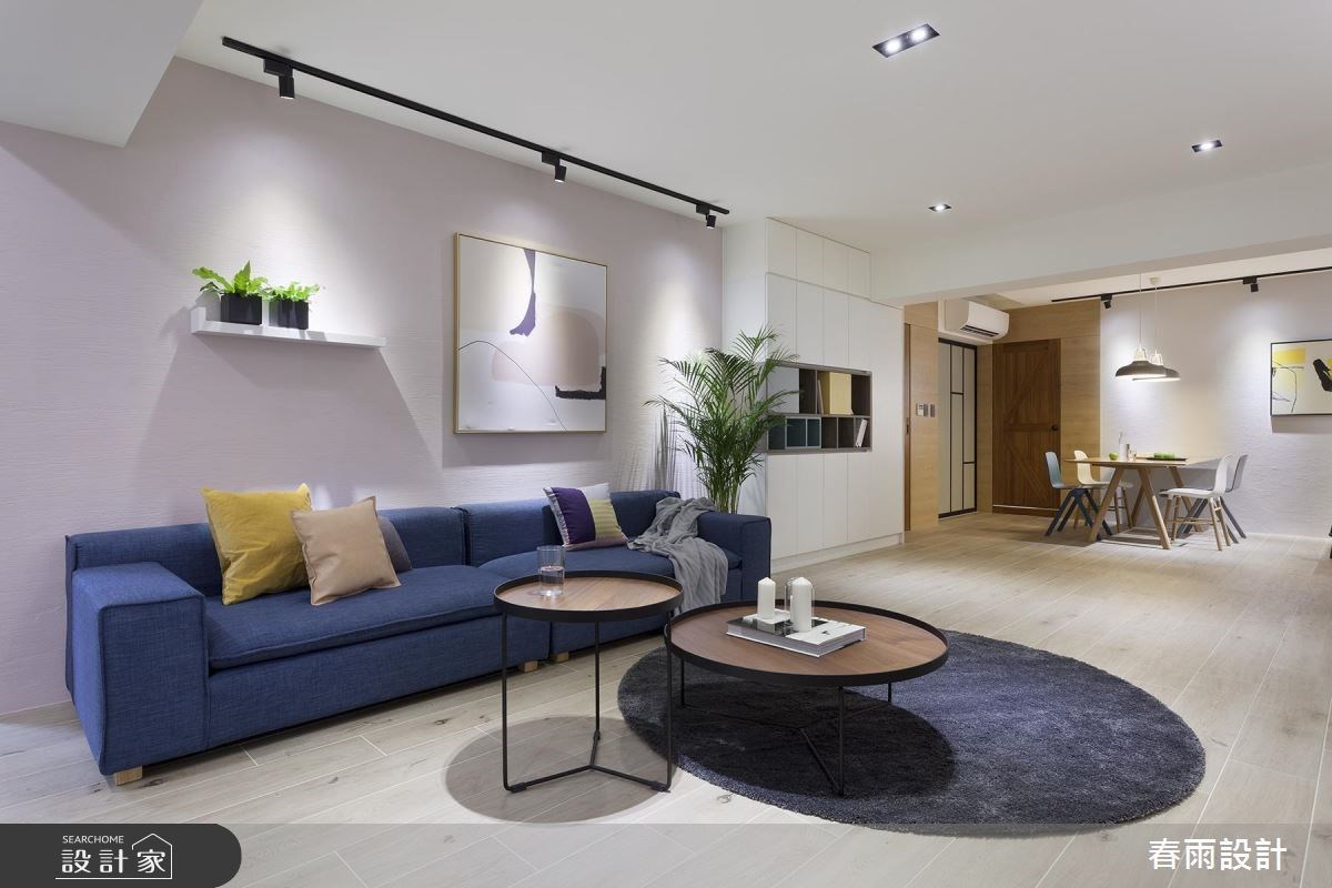 走過多年時光的39坪老屋,透過整面白百葉窗將陽光引入