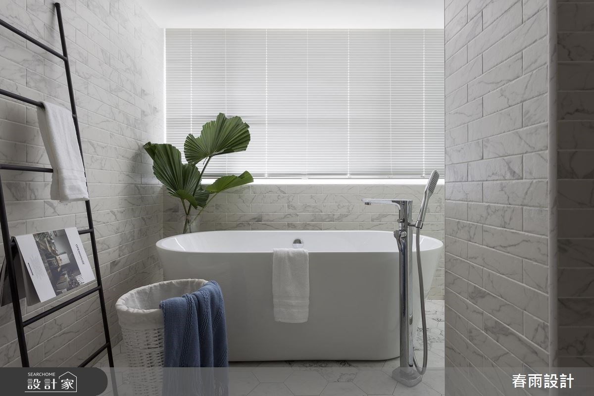 走過多年時光的39坪老屋,透過整面白百葉窗將陽光引入