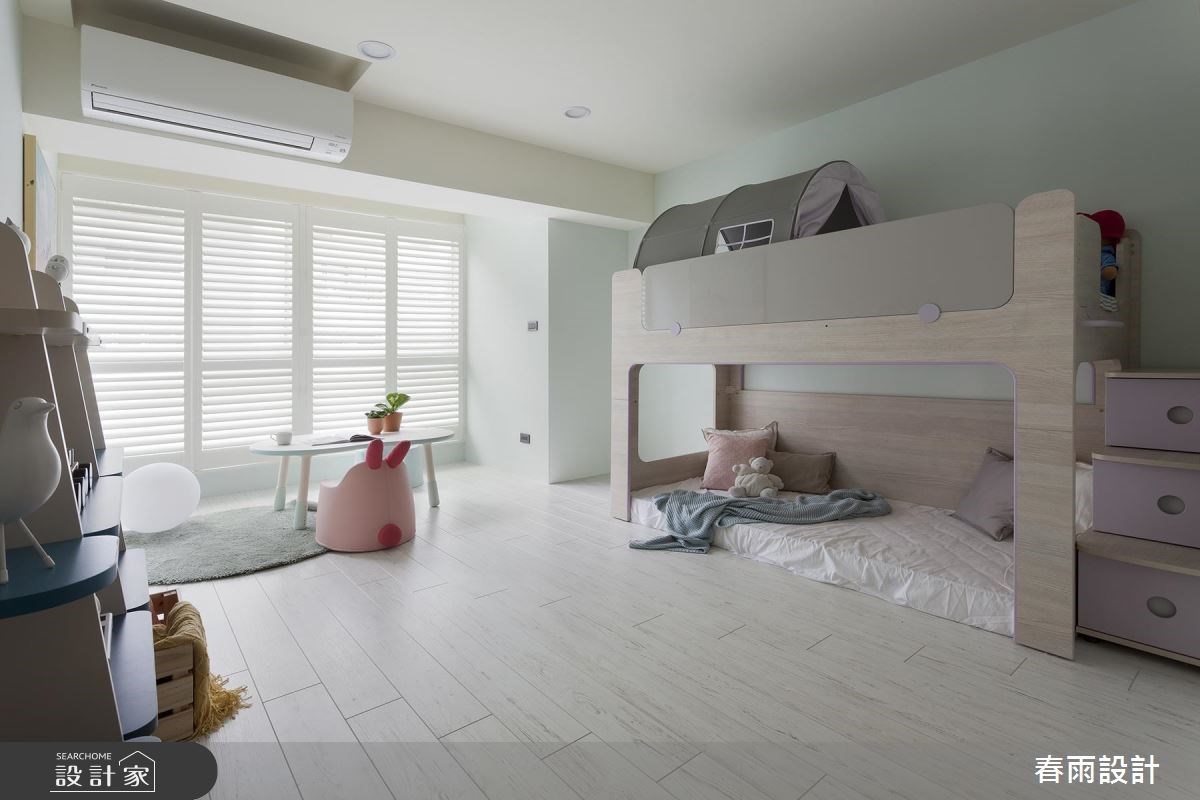 走過多年時光的39坪老屋,透過整面白百葉窗將陽光引入