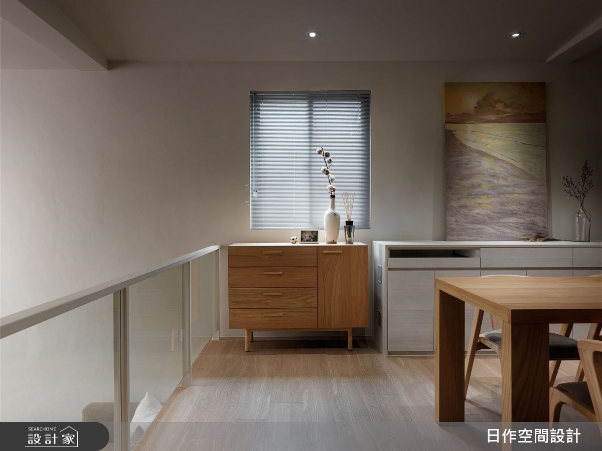 二樓側邊開窗跳脫固定式餐櫃,挑選活動家具邊櫃並擺上相框、花藝,將窗戶區化身室內端景角落。 二樓側邊開窗跳脫固定式餐櫃,挑選活動家具邊櫃並擺上相框、花藝,將窗戶區化身室內端景角落。