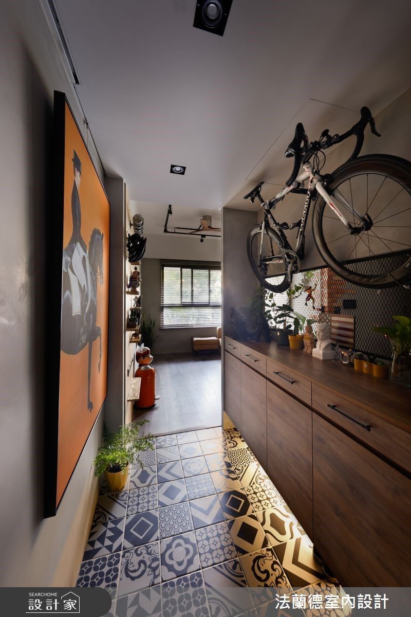 以風格強烈的工業風定調,設計師更選用許多特色配件及