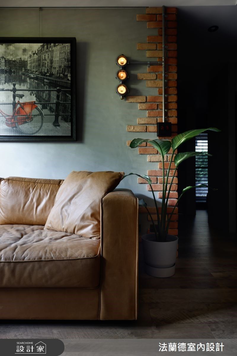 以風格強烈的工業風定調,設計師更選用許多特色配件及