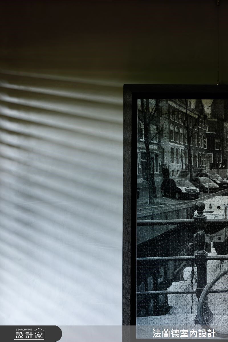 以風格強烈的工業風定調,設計師更選用許多特色配件及