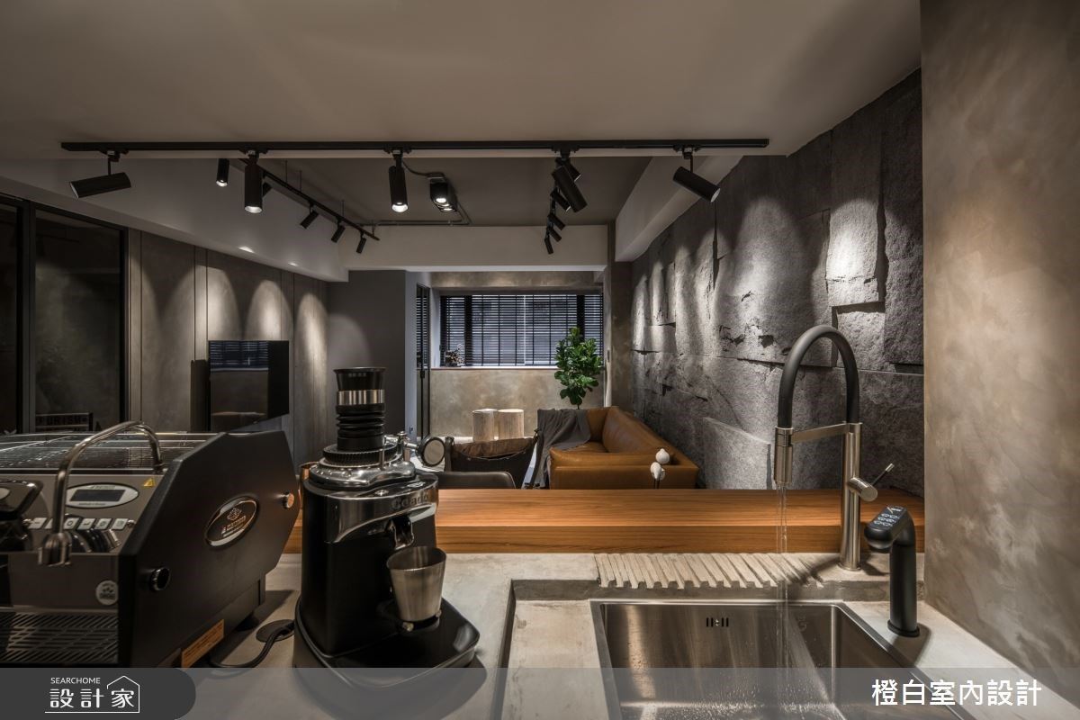 25坪室內空間融入現代風與工業風特質,揉入自然材質與