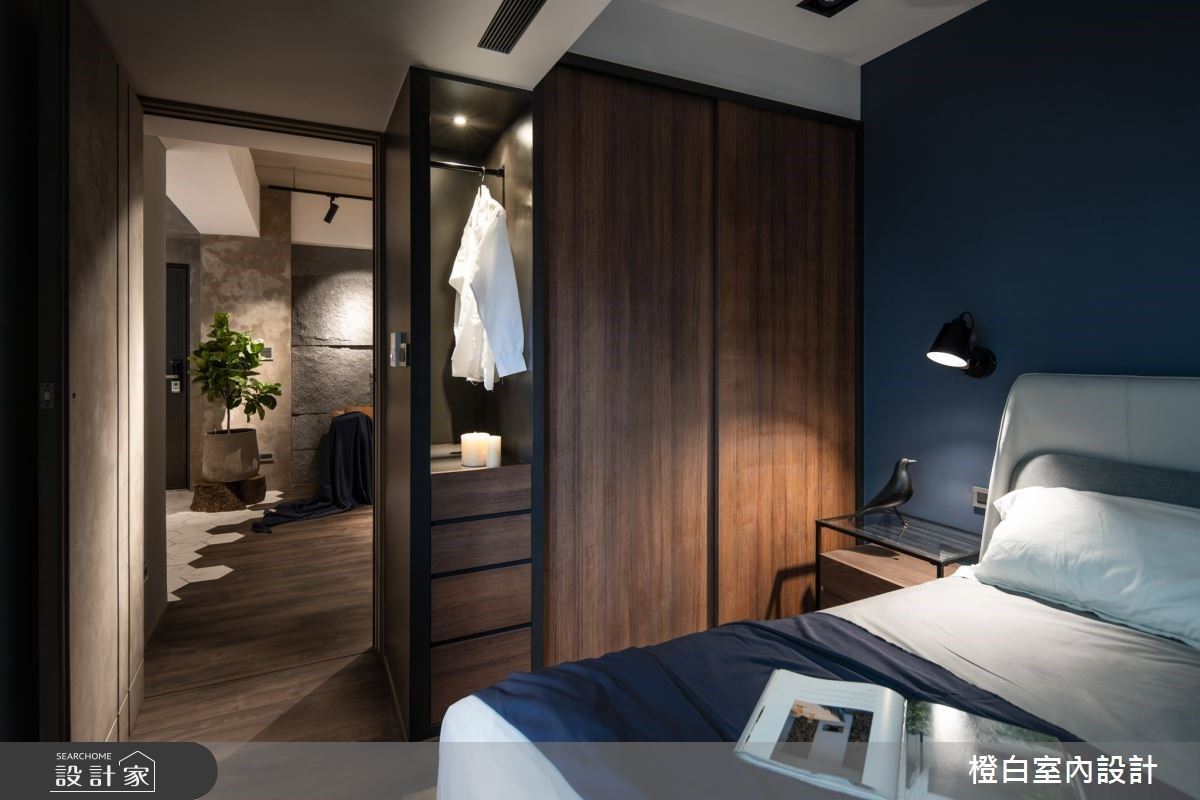 25坪室內空間融入現代風與工業風特質,揉入自然材質與