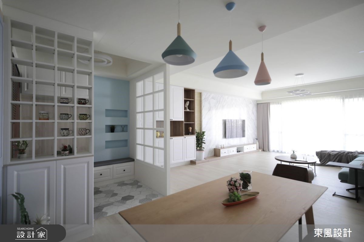 輕盈、透光的玄關隔屏設計,讓空間共享飽滿美好的自然光,更完美結合咖啡杯和餐櫃收納機能。 輕盈、透光的玄關隔屏設計,讓空間共享飽滿美好的自然光,更完美結合咖啡杯和餐櫃收納機能。