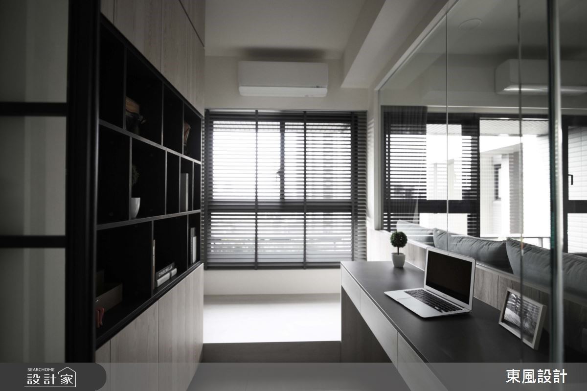 以淺灰質感的木皮挹注溫潤氣息,並在書房加設臥榻區和豐富的收納機能,滿足屋主的辦公和日常休閒活動。 以淺灰質感的木皮挹注溫潤氣息,並在書房加設臥榻區和豐富的收納機能,滿足屋主的辦公和日常休閒活動。