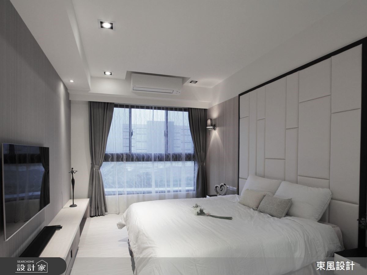 整面落地的床頭繃布設計,採用俐落幾何切割造型,搭配純白色調,展現空間的時髦氣勢感。 整面落地的床頭繃布設計,採用俐落幾何切割造型,搭配純白色調,展現空間的時髦氣勢感。