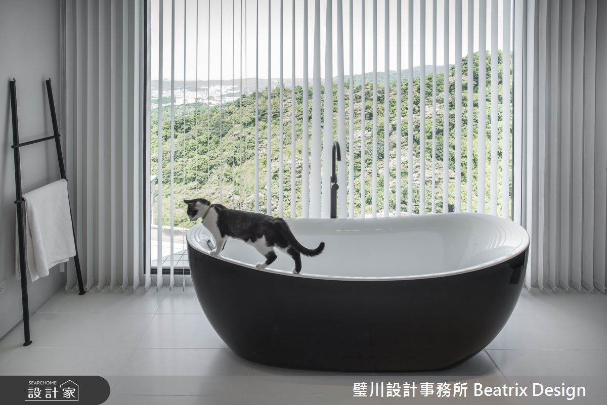 「爵士鋼琴悠揚的琴聲繚繞於屋中,坐在吧檯邊沈浸於書