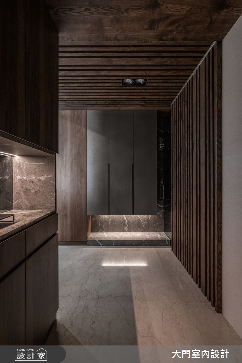 43 坪住宅以屋主喜愛的沈穩木質為基底混合仿清水模塗