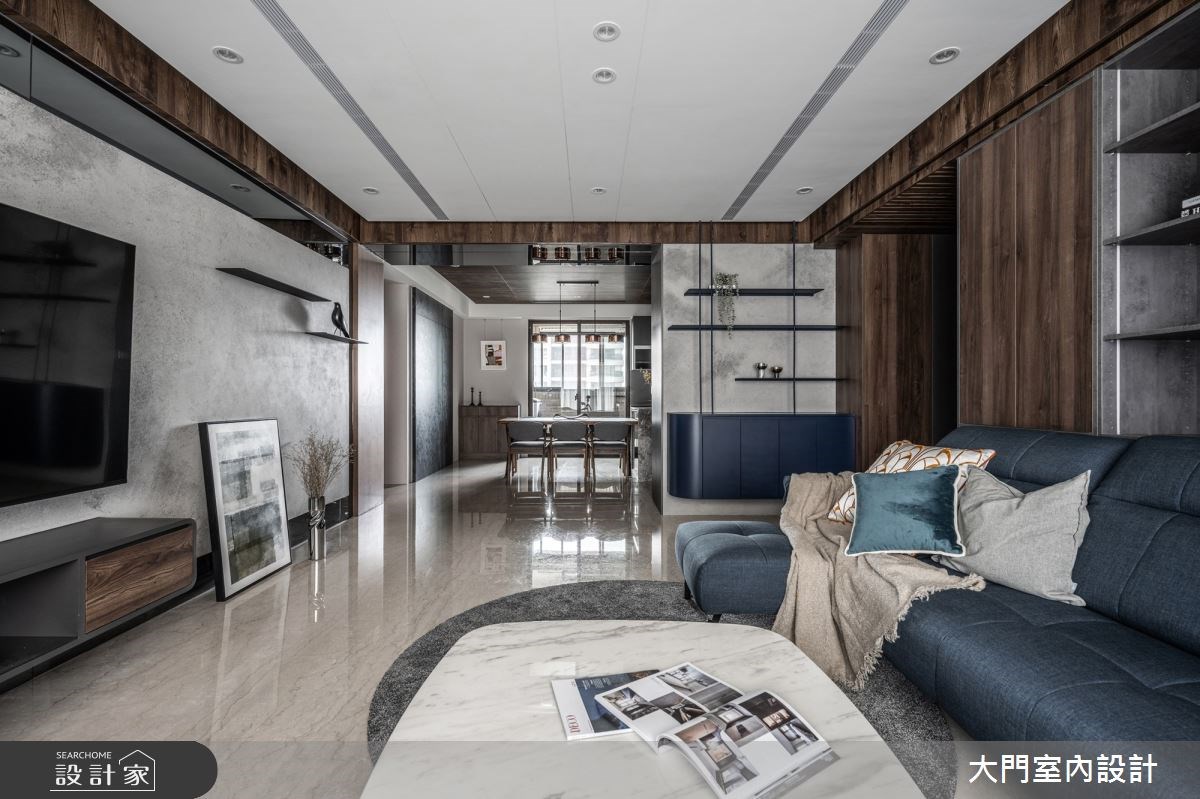43 坪住宅以屋主喜愛的沈穩木質為基底混合仿清水模塗