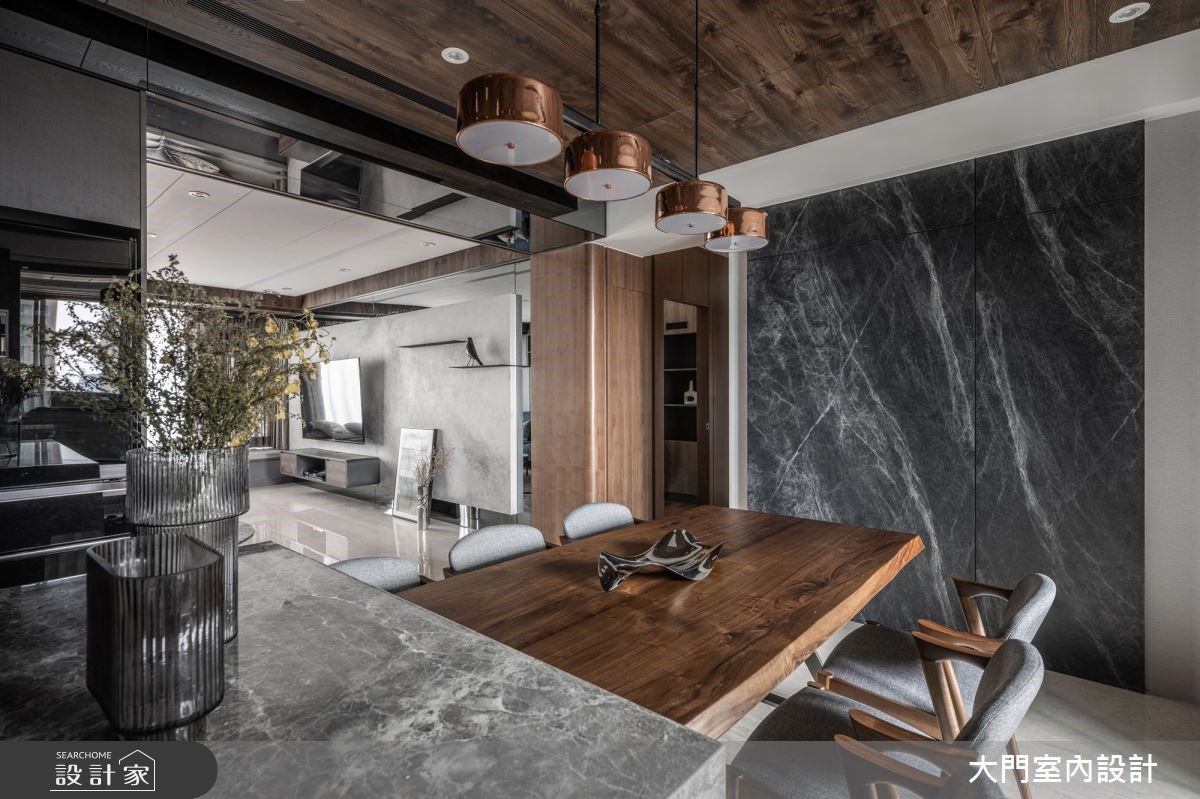 43 坪住宅以屋主喜愛的沈穩木質為基底混合仿清水模塗
