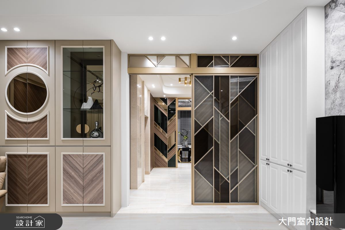 拉門避掉了大門打開就會直接看到廚房的穿堂煞，刻意讓運用幾何線條和錯位的安排，讓光線和空氣自由穿透，並兼具了美感。