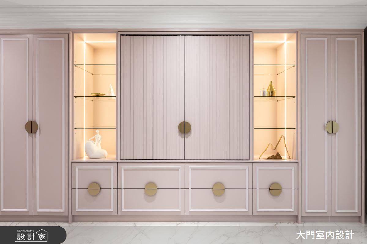 金色半圓形造型的把手，讓櫃體造型活潑了起來，也增添了精緻奢華感。