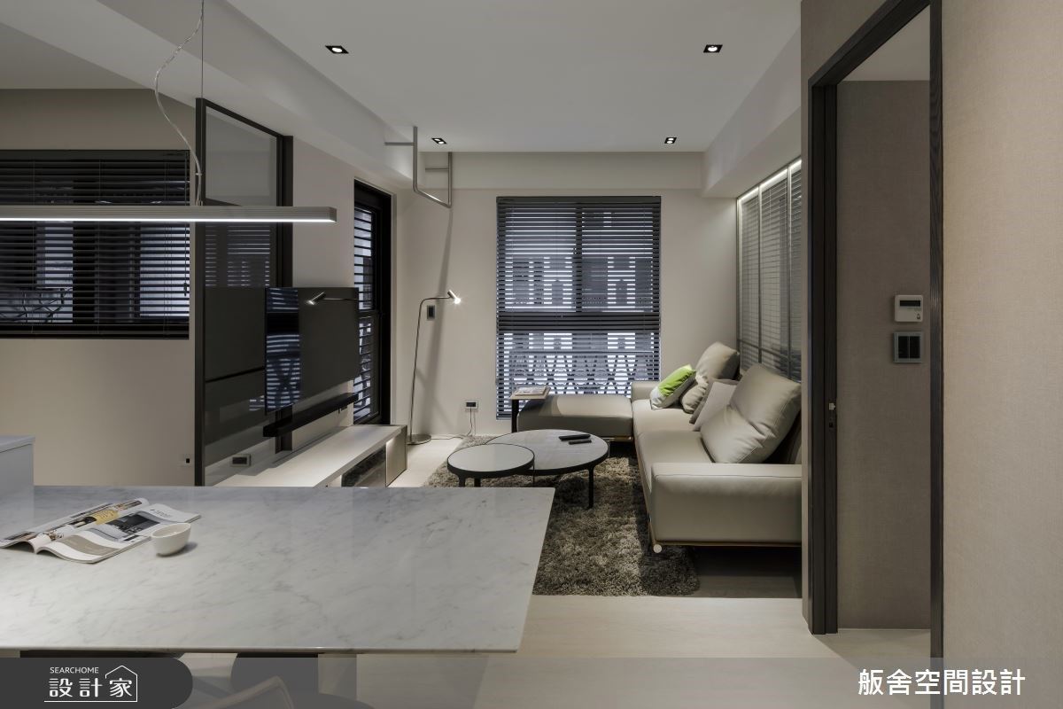 以白色、大地色為主要空間色彩,並搭配卡其色或咖啡色做變化,營造放鬆舒適的氛圍。