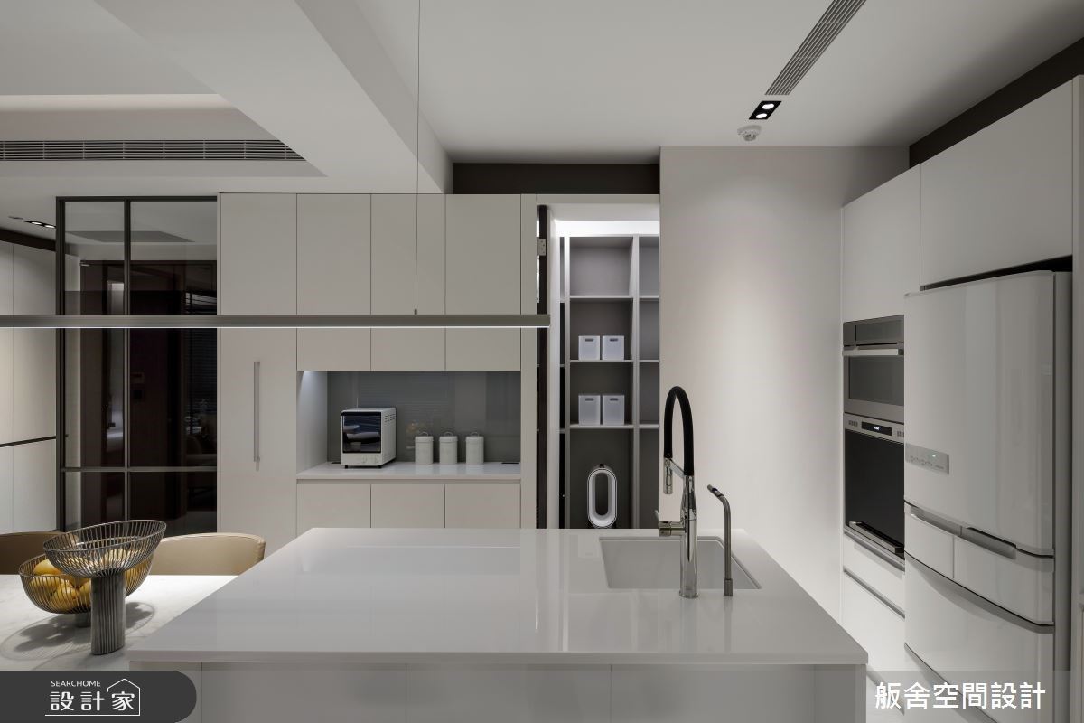 善用屋型格局打造專屬 mini bar 與收納櫃體,更有儲藏空間隱藏在門片之後。