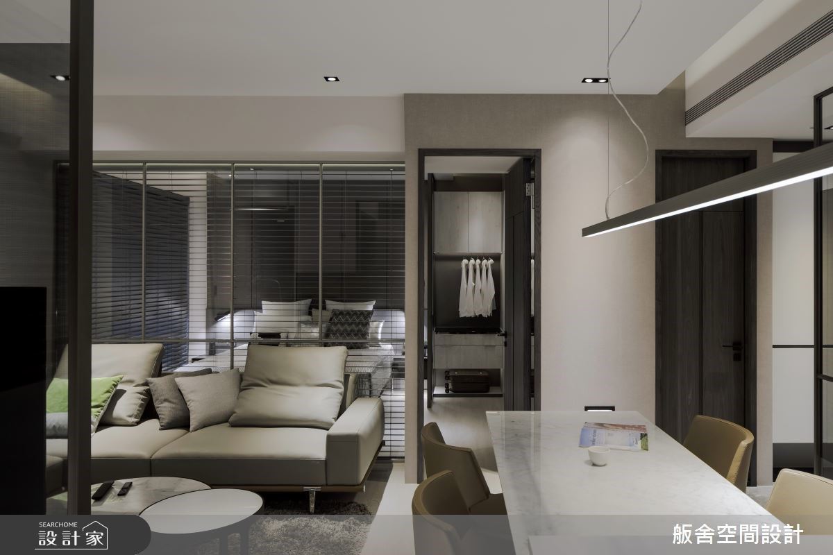客廳與臥室以整片玻璃取代實體牆面,將通透的視覺效果放到最大。