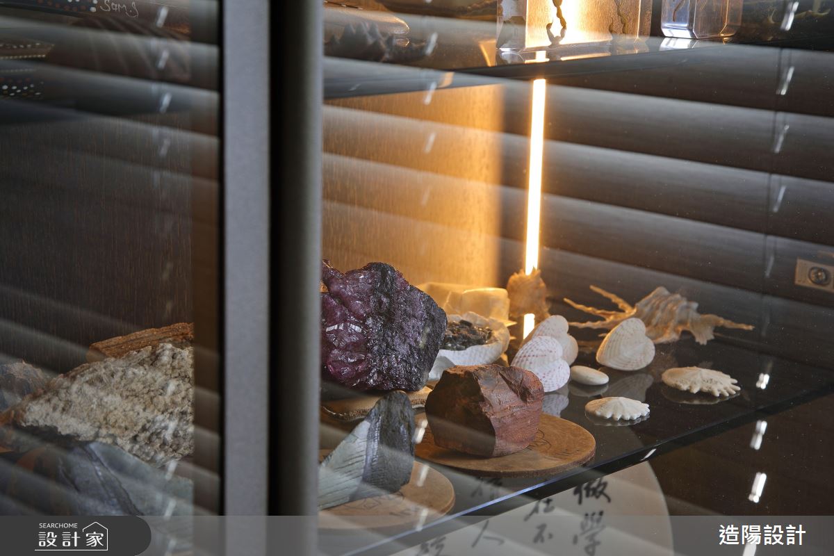 男屋主收藏的地質原石可展示於櫃內，伴隨玻璃門片與間接光源，映輝獨特光澤。