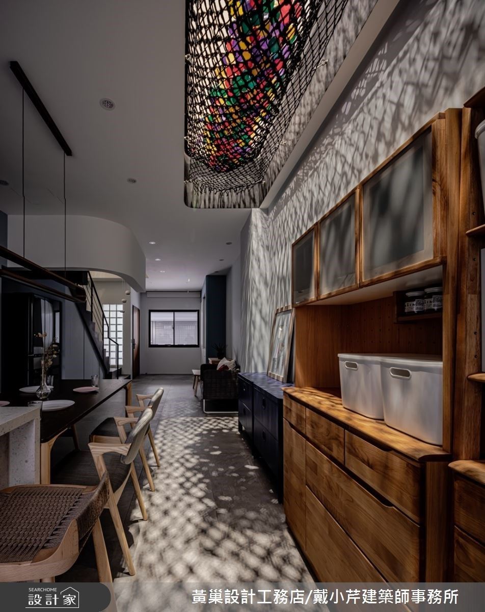 2 樓空中球池增加光線穿透,光影變化營造趣味的空間表情。