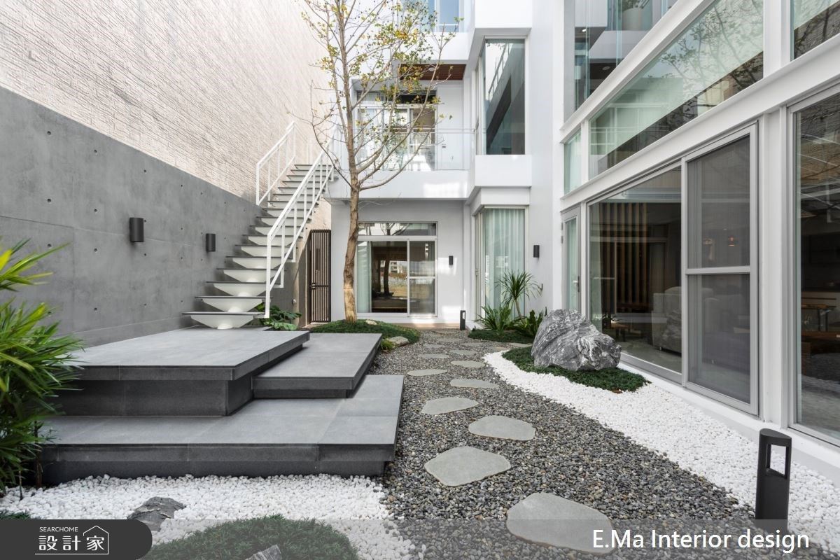 一樓庭院種植楓樹,將綠意美景融於室內。