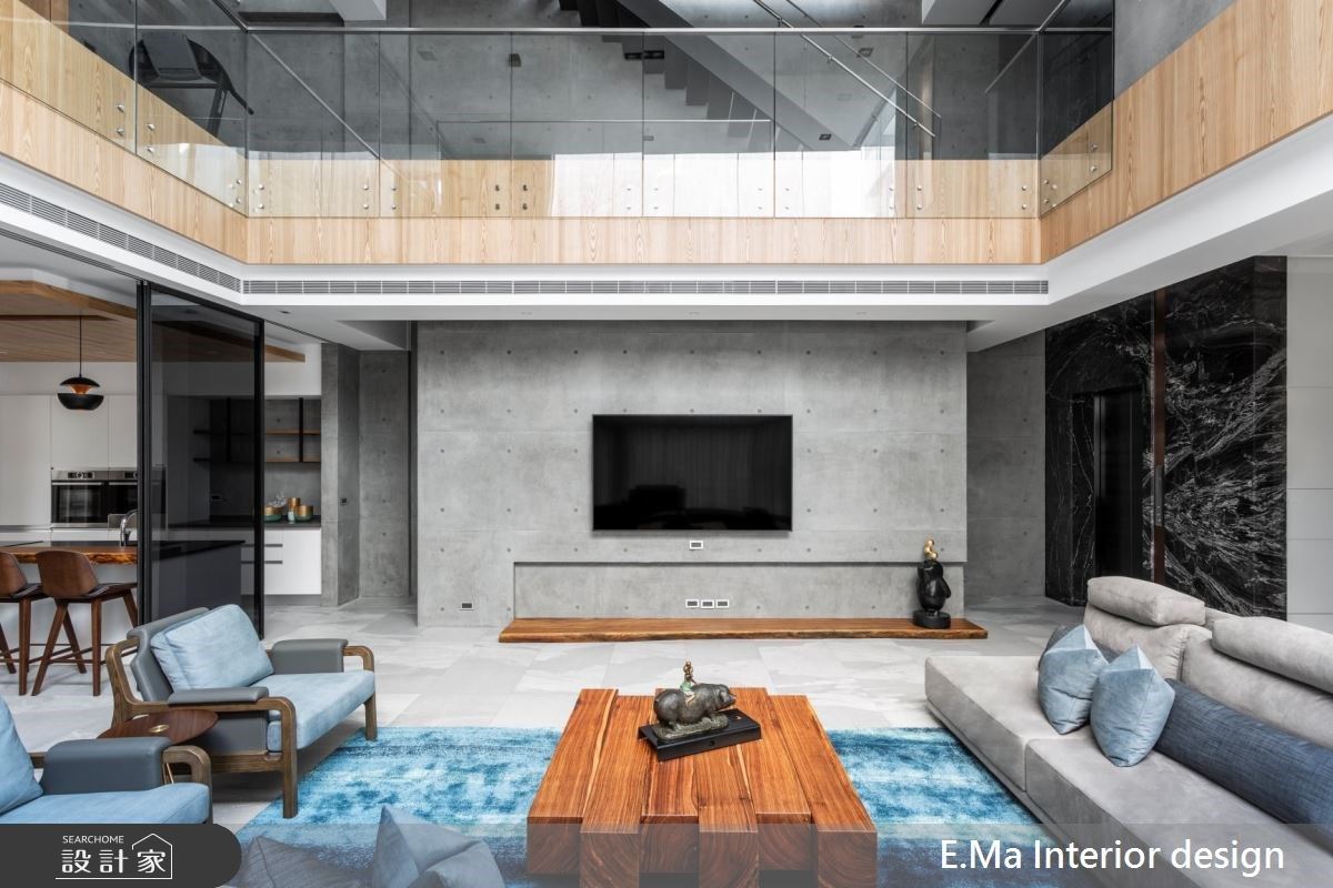 客廳運用清水模鋪陳,營造大器沉穩的空間氛圍。