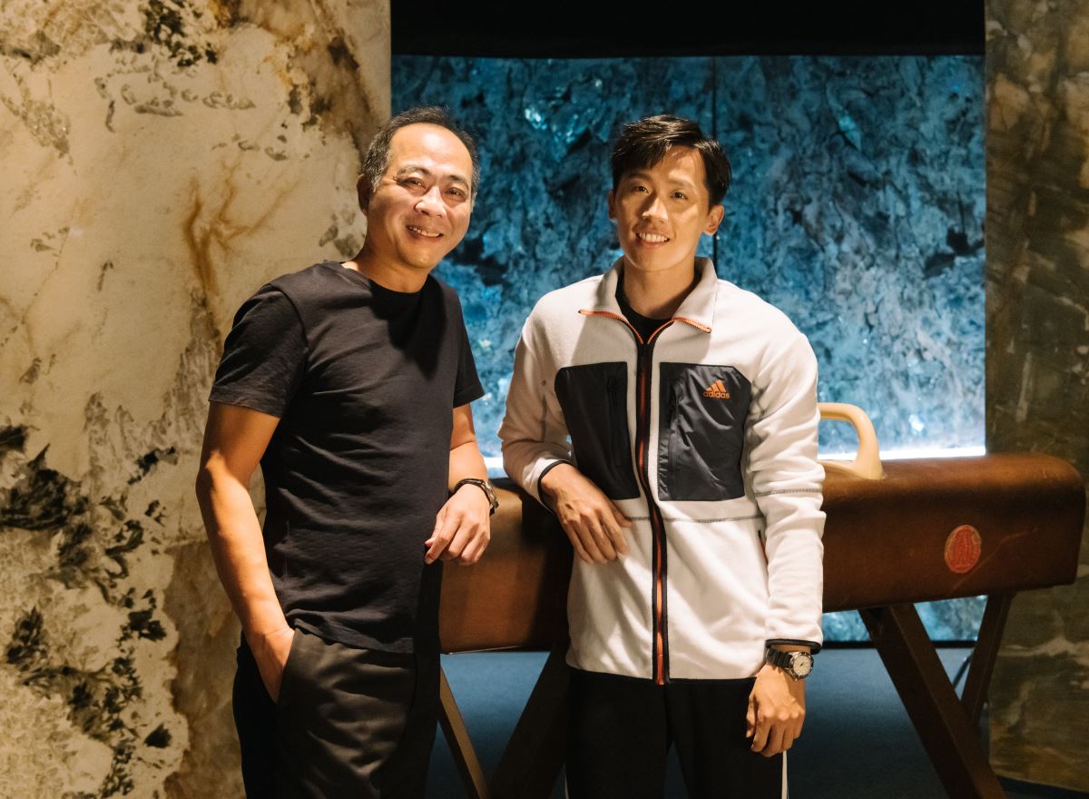 承豪石材執行長陳博崑(左)認同李智凱長久奮鬥努力不懈的堅持,邀請李智凱合作拍攝企業形象影片。