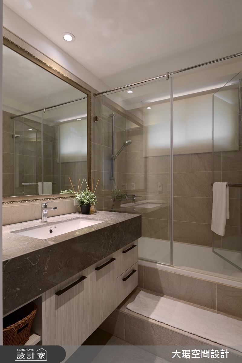 浴室大理石洗手檯面、淺色瓷磚與鏡面,彷彿飯店高級質感,洗手檯面下方收納櫃可放置毛巾與備品,進出浴缸增設階梯踩踏,提升安全性。