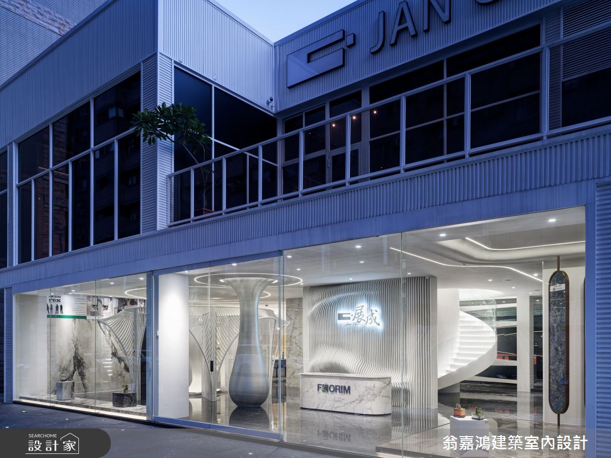 建築外觀以簡約的線條,和典雅的白色塑型,採用大面落地窗,引入光線讓室內明亮通透。