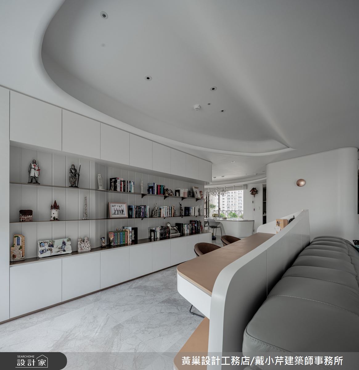 弧形天花修飾橫樑,彰顯現代建築語彙。