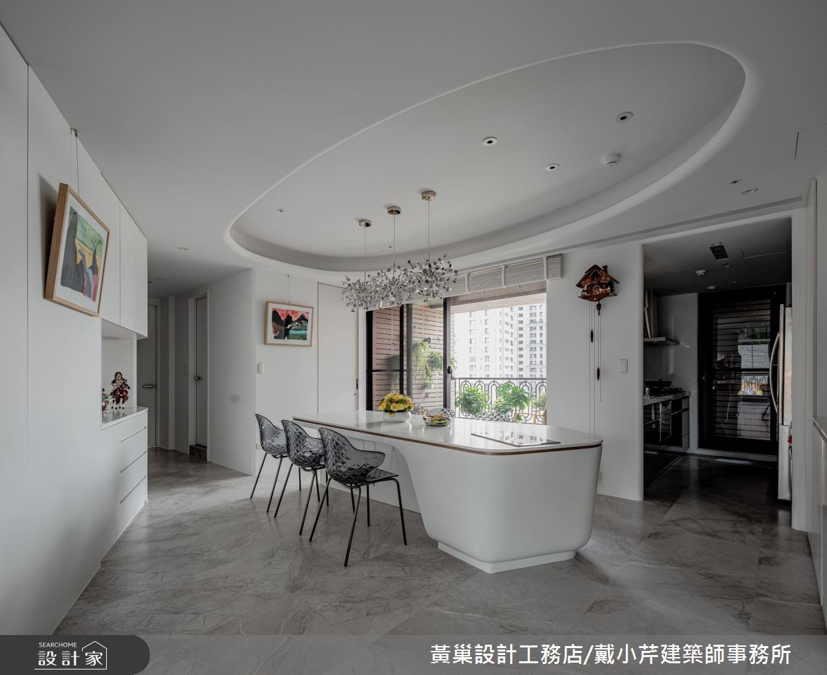 餐廳延續弧形語彙,配置一體成型的餐桌,同時結合曲面造型,增加與空間主題的呼應。