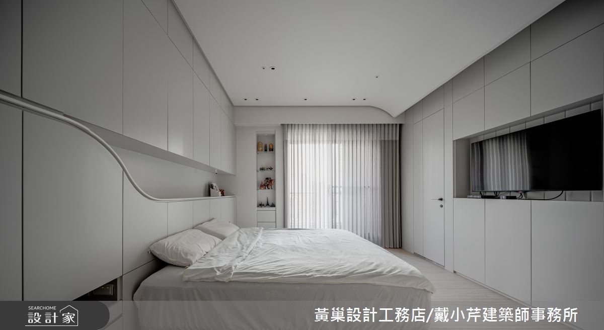 主臥床頭背牆以弧線造型,勾勒空間主軸。